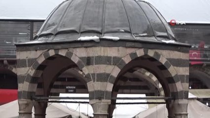 Karın tadını çıkartmak isteyen Diyarbakırlılar On Gözlü Köprü'de halaya çekti