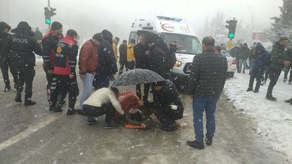 ADIYAMAN'DA KAYAN OTOMOBİL, KALDIRIMDA YÜRÜYENLERE ÇARPTI; 5 YARALI