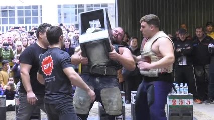 El "hombre más fuerte del mundo" se reta con los 'harrijasotzailes' vascos en levantamiento de piedra