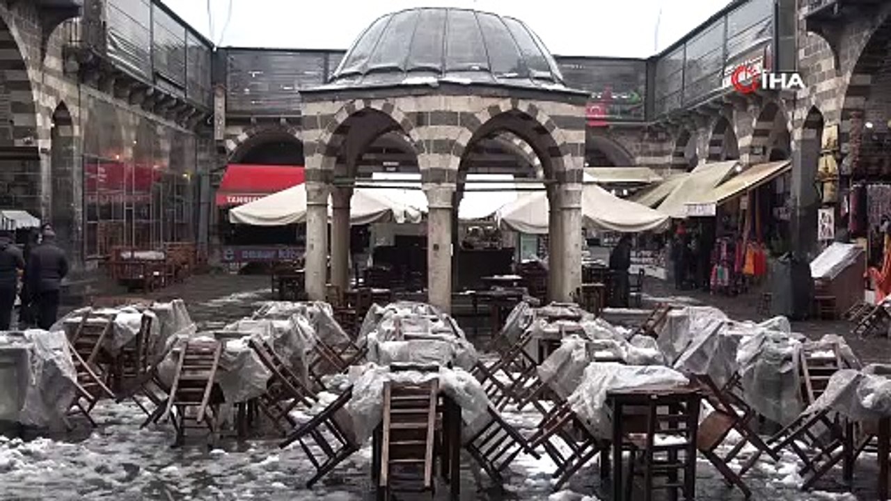 Diyarbakırlılar kar yağmasını On Gözlü Köprü'de halay çekerek kutladı