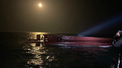 신안 전복 사고해역에 크레인선 도착...인양 준비 착수 / YTN