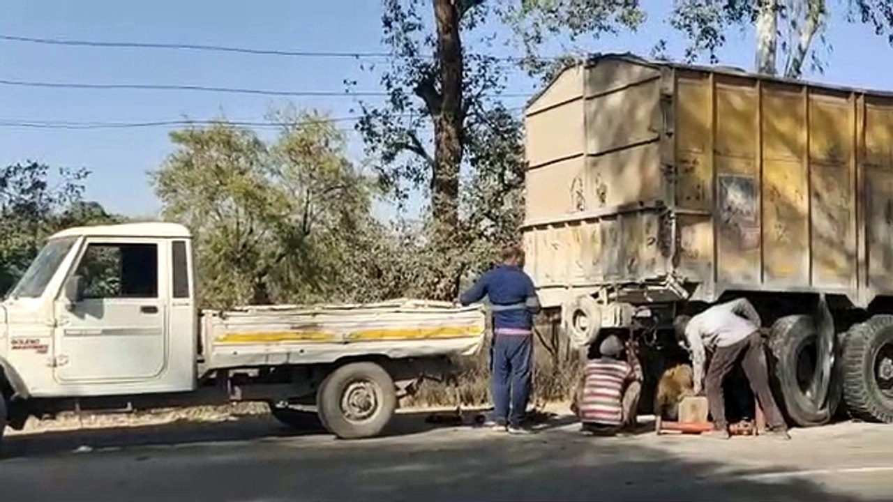 sidhi: A speeding car rammed into a parked truck, one killed, one inju