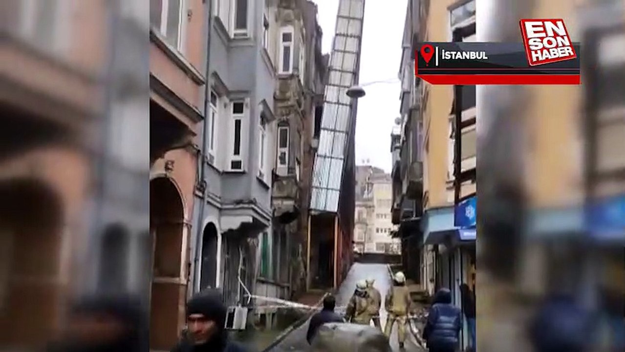 Beyoğlu'nda iskele, şiddetli rüzgarda devrilme tehlikesi yaşadı