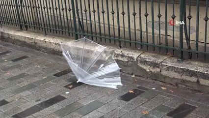 Taksim'de kuvvetli rüzgar ile yağış vatandaşlara zor anlar yaşattı