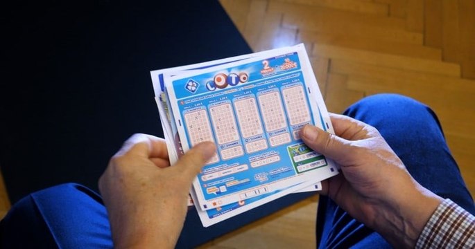 Sur les conseils de son grand-père, une étudiante joue au Loto et remporte 32 millions d'euros