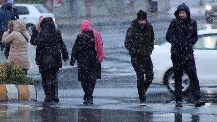 Peş peşe uyarıların yapıldığı İstanbul'da beklenen kar yağışı başladı