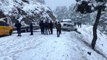 Burdur'da kar yağışına hazırlıksız yakalanan sürücüler yollarda kaldı