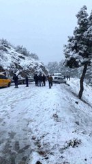 Burdur'da kar yağışına hazırlıksız yakalanan sürücüler yollarda kaldı