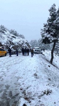 Burdur'da kar yağışına hazırlıksız yakalanan sürücüler yollarda kaldı