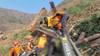 충북 괴산서 벌목 굴착기 전복돼 50대 기사 숨져 / YTN