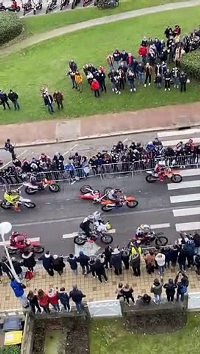 Un motard roule sur un adversaire qui vient de chuter pendant l'enduropale 2023