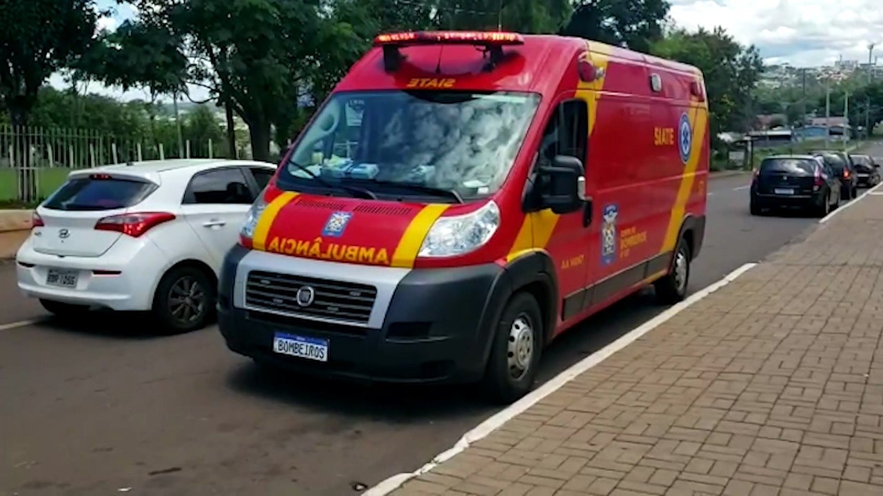 Mulher fica ferida ao sofrer acidente na Avenida Papagaios