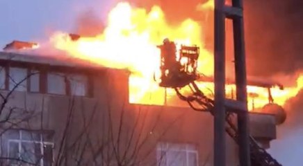 PENDİK'TE 4 KATLI BİNANIN ÇATI KATI ALEV ALEV YANDI