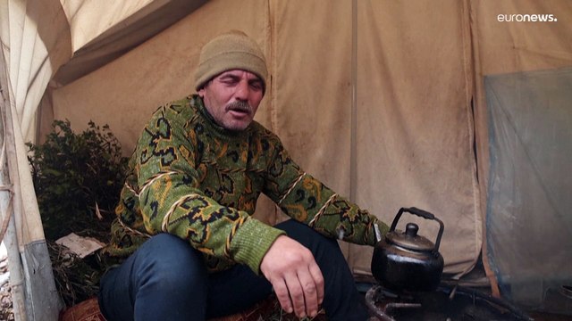 شاهد: بارد وطويل ليلهم.. الثلوج والأمطار الغزيرة تزيد معاناة اللاجئين في مخيمات الطين شمال سوريا