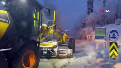 İznik’te yoğun kar yağışı hayatı felç etti, araçlar yolda kaldı