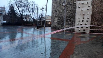 Galata Kulesi'ndeki demirler, rüzgardan hasar gördü