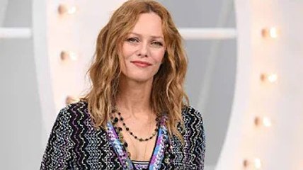 Vanessa Paradis tortillée à Paris, les fans de Johnny Depp injustes