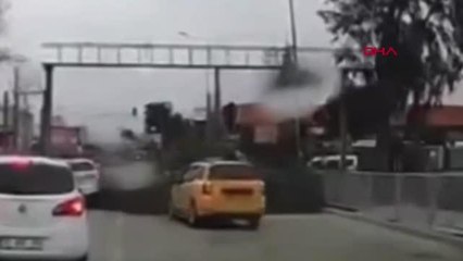 İZMİR'DE KUVVETLİ RÜZGARIN ETKİSİYLE DEV AĞACIN DÜŞME ANI ARAÇ KAMERASI TARAFINDAN KAYDEDİLDİ