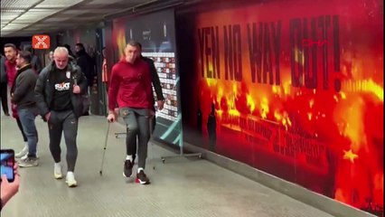 Muslera, koltuk değnekleriyle stadyumdan ayrıldı