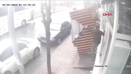 ARNAVUTKÖY'DE MARKETİN MANAV REYONU RÜZGAR NEDENİYLE DEVRİLDİ