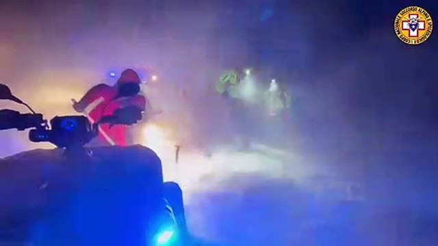 Attimi di paura a Castelluccio, decine di persone in ostaggio del vento forte