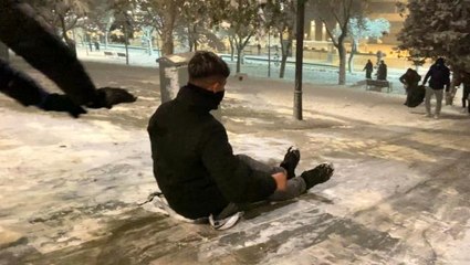 Konya'da naylon poşetli kayak keyfi