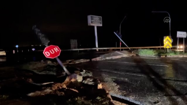 Deprem nedeniyle kara yolunda yarıklar oluştu