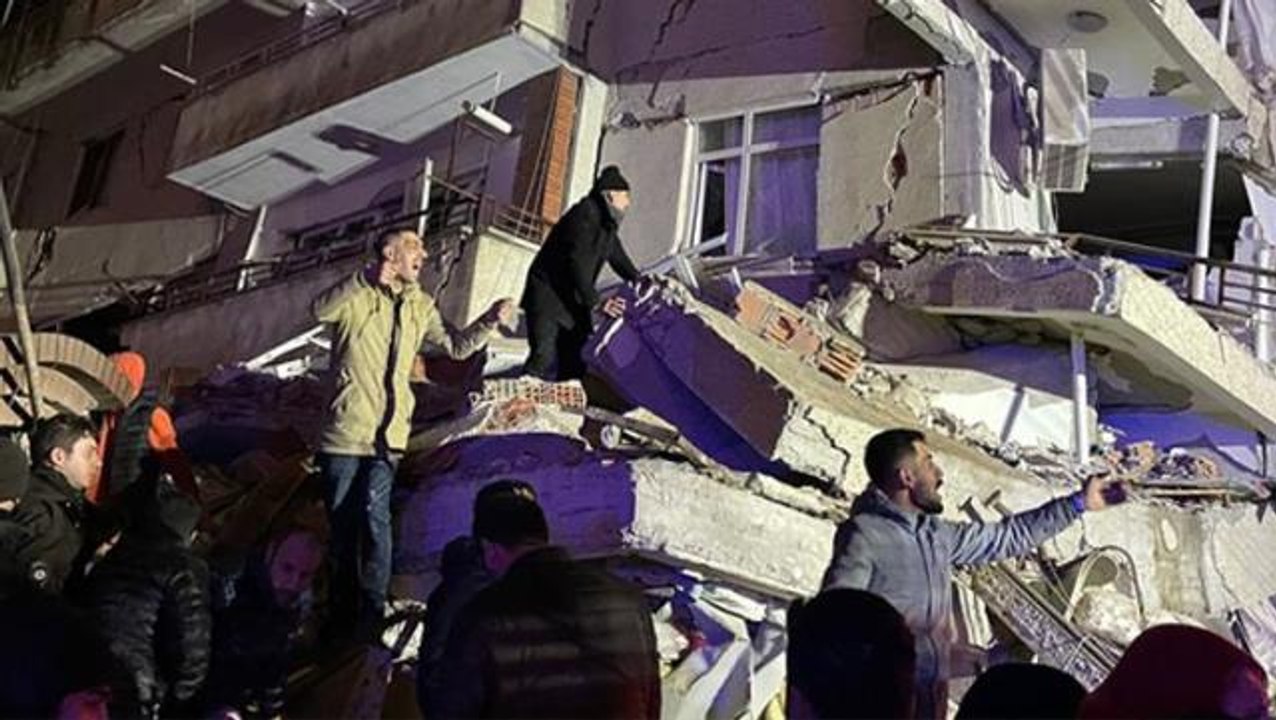 10 ilde hissedilen 7.4'lük deprem sonrası Kahramanmaraş'tan ilk görüntüler! Çok sayıda binada yıkım var
