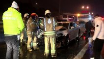 İSTANBUL-PENDİK'TE KAR YAĞIŞI İLE KAYGANLAŞAN YOLDA OTOMOBİLLE YOLCU OTOBÜSÜ ÇARPIŞTI: 2 YARALI