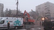 Şanlıurfa'da İpekyol caddesinde yıkılan binada arama kurtarma çalışmaları