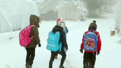 شاهد: تشاقط الثلوج يزيد متاعب النازحين في مخيمات شمال سوريا