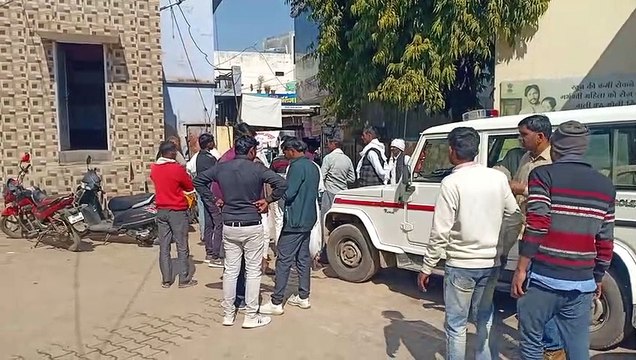 लापरवाही...ट्रक से पाइप उतारते समय क्रेन का तार टूटा, नीचे दबने से बाइक सवार की मौत