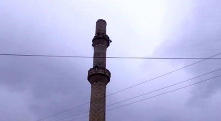 Osmaniye'de depremde yıkılan minarenin ucu eve zarar verdi