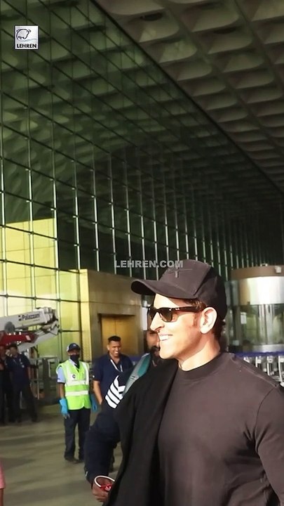Hrithik Roshan और Akshay Oberoi का एयरपोर्ट पर कूल अंदाज