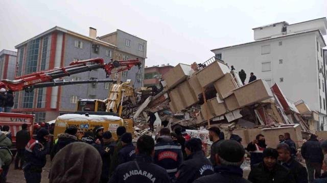 Kahramanmaraş Elbistan'da da binalar yıkıldı
