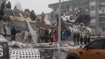 Malatya'da  Hayat Sitesi'nin 1 bloğu tamamen yıkıldı