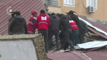 فرق الإنقاذ تواصل البحث عن عالقين تحت أنقاض المباني المنهارة في تركيا