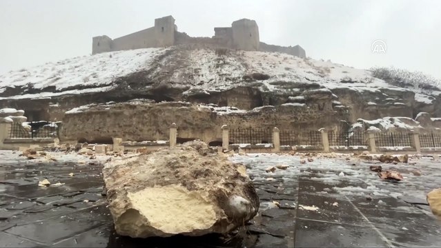 Deprem nedeniyle tarihi Gaziantep Kalesi büyük hasar gördü