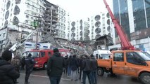 7,4 Büyüklüğünde Deprem 10 İli Vurdu... Diyarbakır'da Arama Kurtarma Çalışmaları Sürüyor