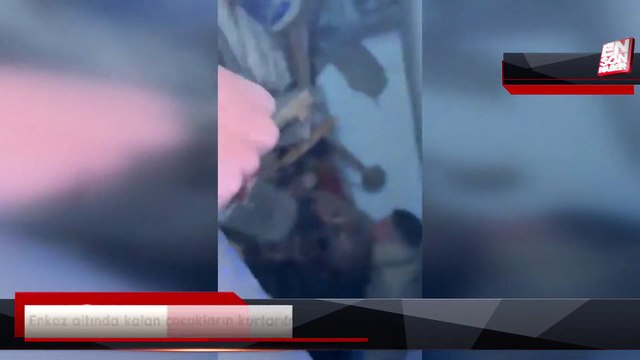 Enkaz altında kalan çocukların kurtarılma anı