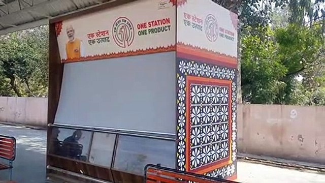 विक्रेताओं का नहीं रुझान, एक माह से रेलवे स्टेशन पर बंद दुकान