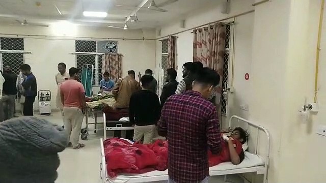 सड़क से उतर कर खेतों में जा घुसा सेफ्टी टैंकर, 2 की मौत