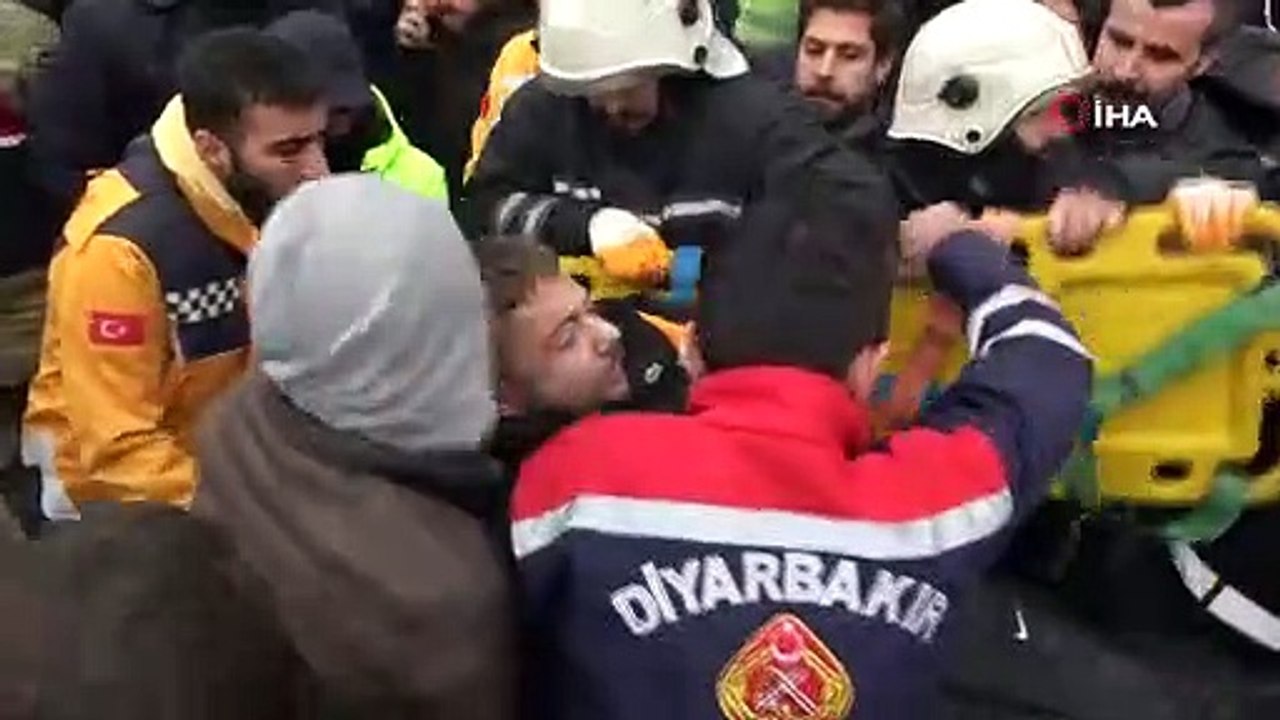 8 katlı binanın enkazından 1’i engelli 3 kişi kurtarıldı