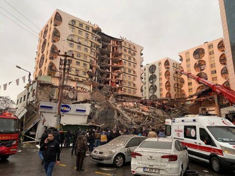 KAHRAMANMARAŞ MERKEZLİ 7.4 BÜYÜKLÜĞÜNDE DEPREM; 5 BÖLGE SALLANDI, ÇOK SAYIDA İLDE YIKIM VAR