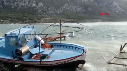 Muğla’da fırtına iskeleleri parçaladı tekneler battı!