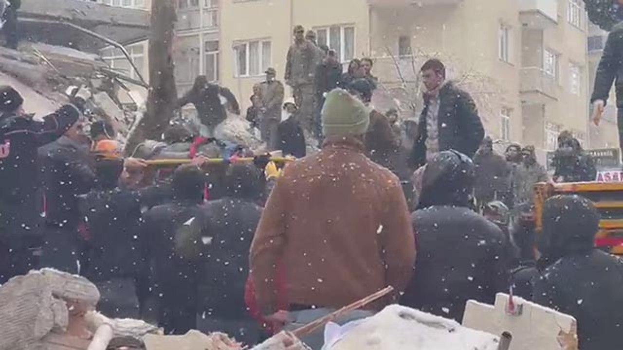 Malatya'da Yalı apartmanı'nda bir çocuk enkaz altından kurtarıldı