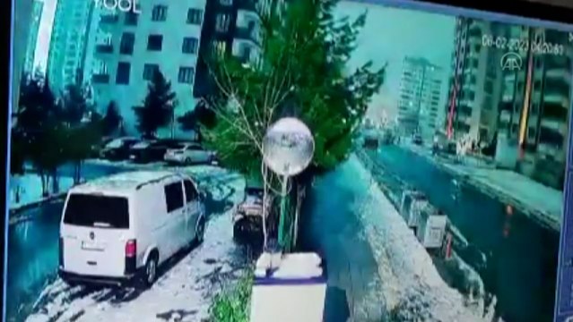 Deprem anı güvenlik kamerasına yansıdı