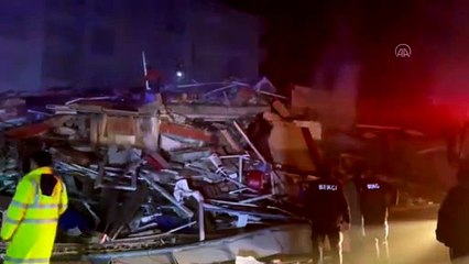 Hatay Dörtyol'da yıkılan binada arama çalışmaları sürüyor