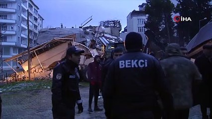 Depremde Kahramanmaraş'ta birçok bina yıkıldı, kurtarma çalışmaları sürüyor