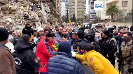 1.300 Tote und unfassbare Zerstörung: Schweres Erdbeben erschüttert Türkei und Syrien